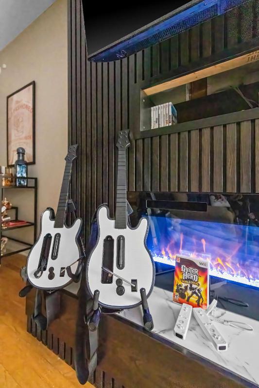 Stylish City Condo Near Top Restos & Nightlife - image 9