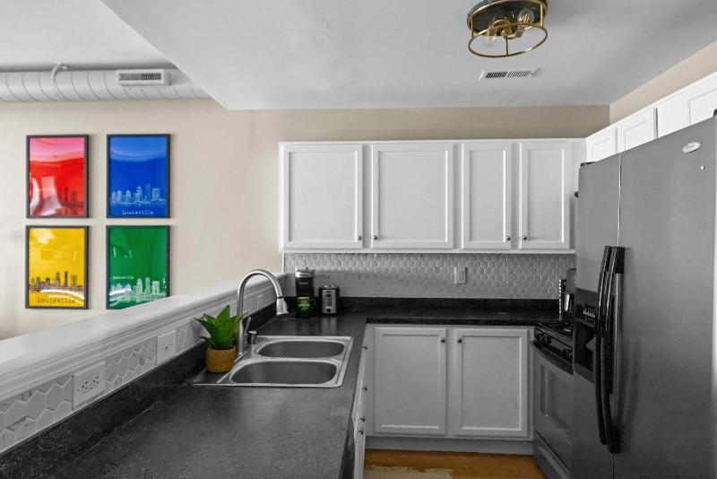 Stylish City Condo Near Top Restos & Nightlife - image 7