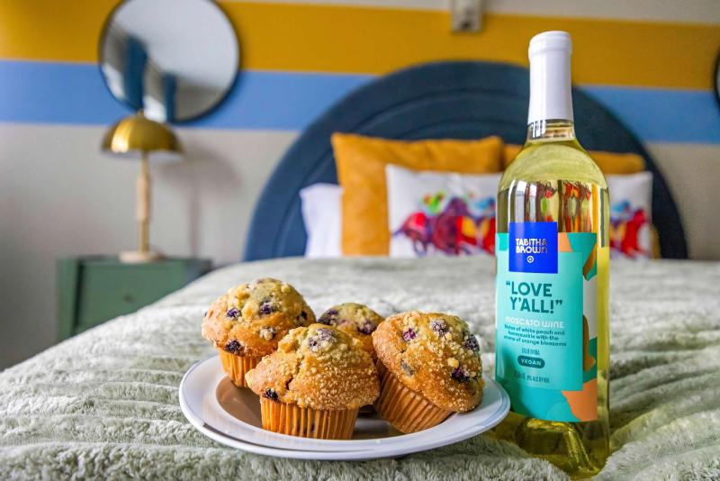 Stylish City Condo Near Top Restos & Nightlife - image 24