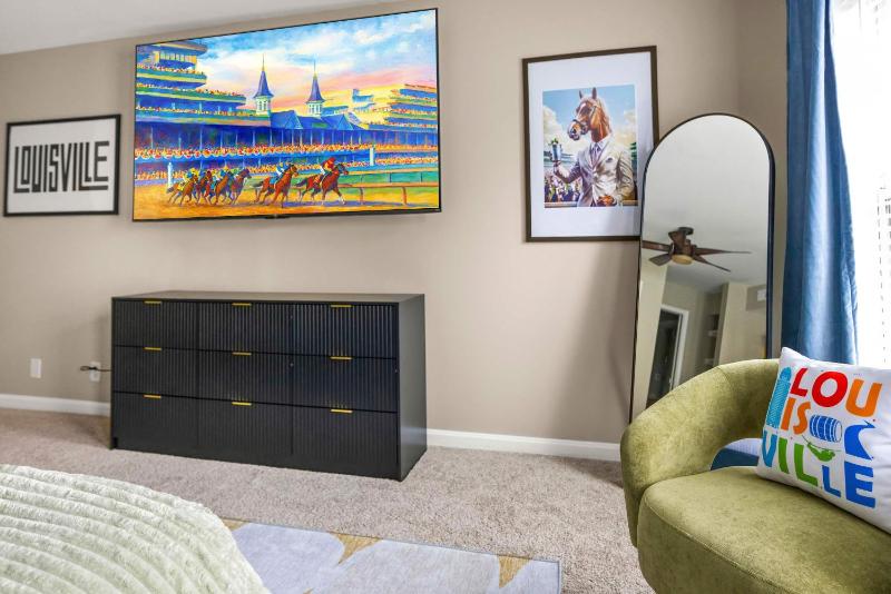 Stylish City Condo Near Top Restos & Nightlife - image 43