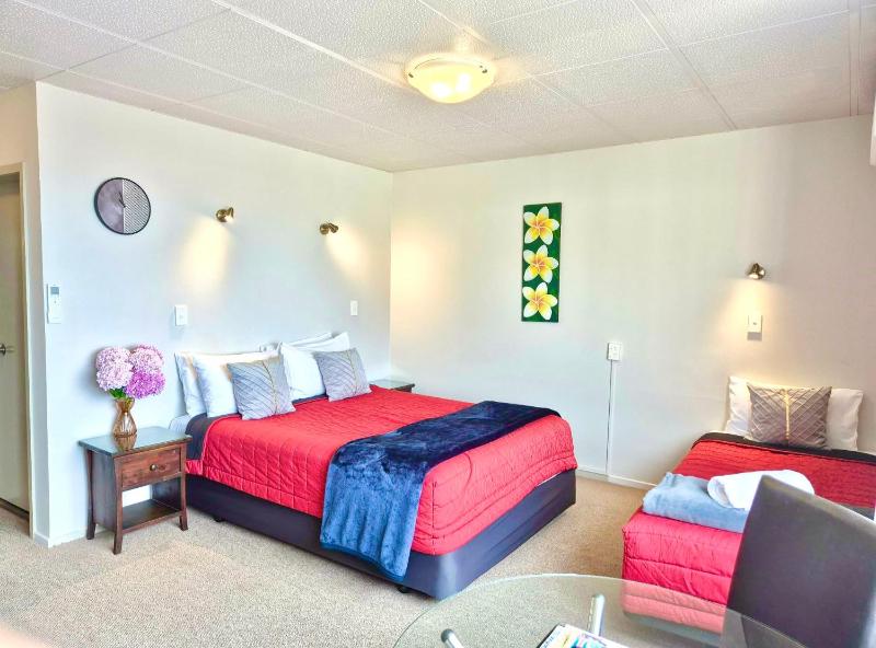 Absolute Lake View Motel - image 36