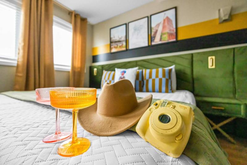 Stylish City Condo Near Top Restos & Nightlife - image 27