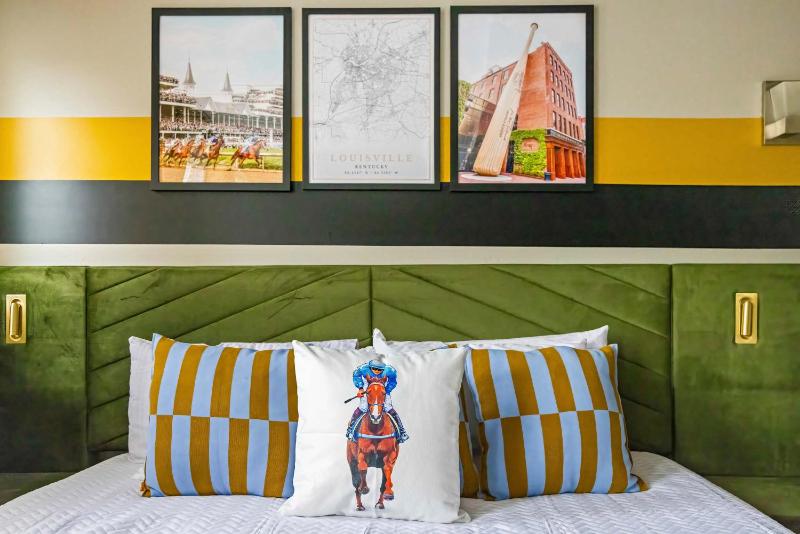 Stylish City Condo Near Top Restos & Nightlife - image 30