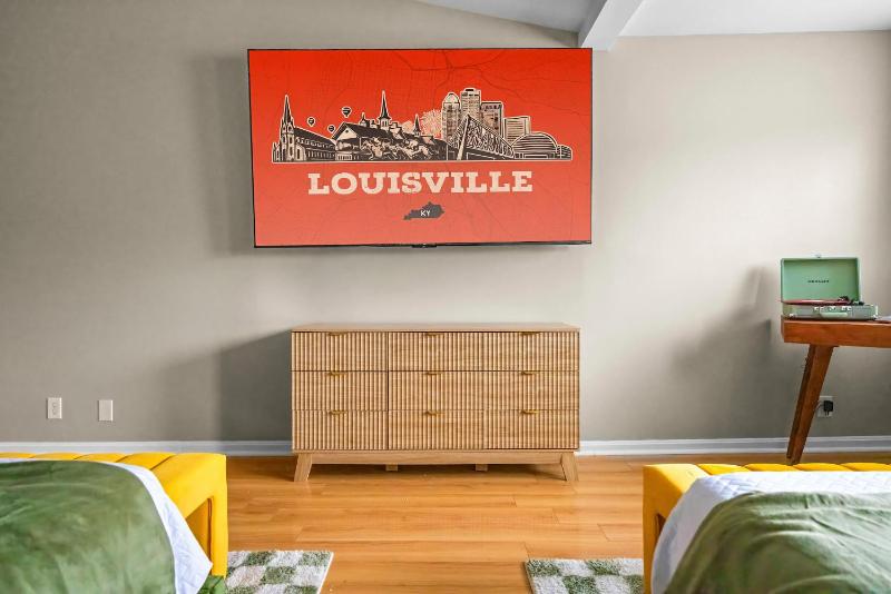 Stylish City Condo Near Top Restos & Nightlife - image 33