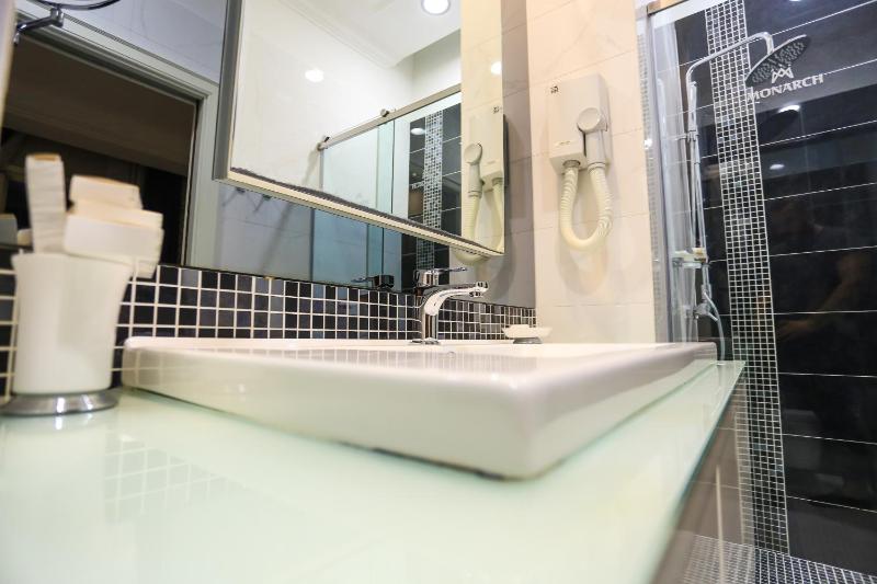 Deluxe Double Room with Balcony image 2