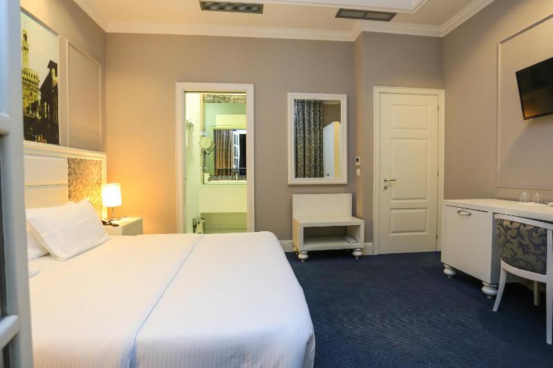 Deluxe Double Room with Balcony image 4