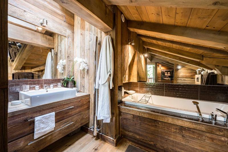Luxury Stay Comfortable Chalet with Jacuzzi - image 16