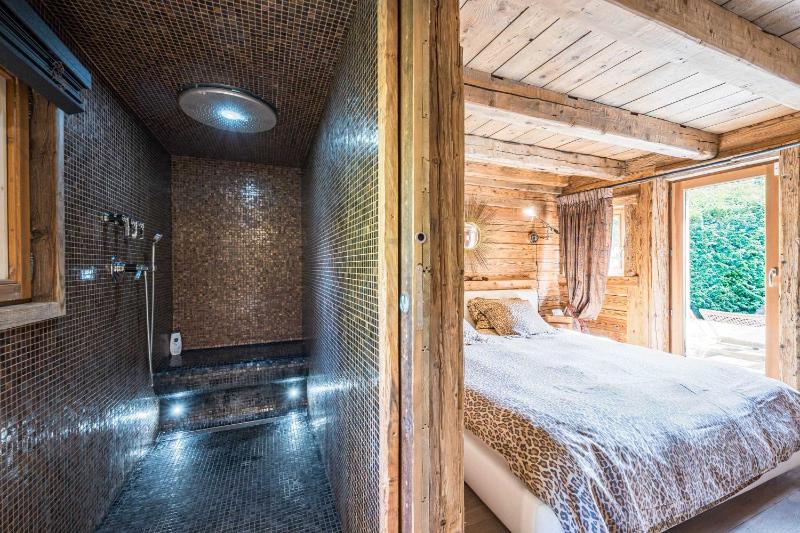 Luxury Stay Comfortable Chalet with Jacuzzi - image 5