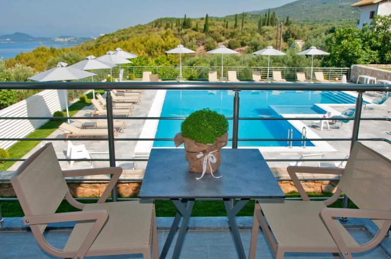 Studio with Pool View image 3