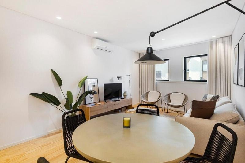 Stylish Flat w/Balcony | In Central Porto - image 9