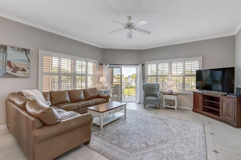 Stunning 3BR Condo with Wraparound Porch - Ocean Park - image 6