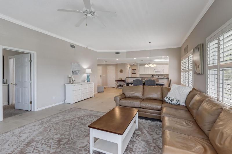 Stunning 3BR Condo with Wraparound Porch - Ocean Park - image 11