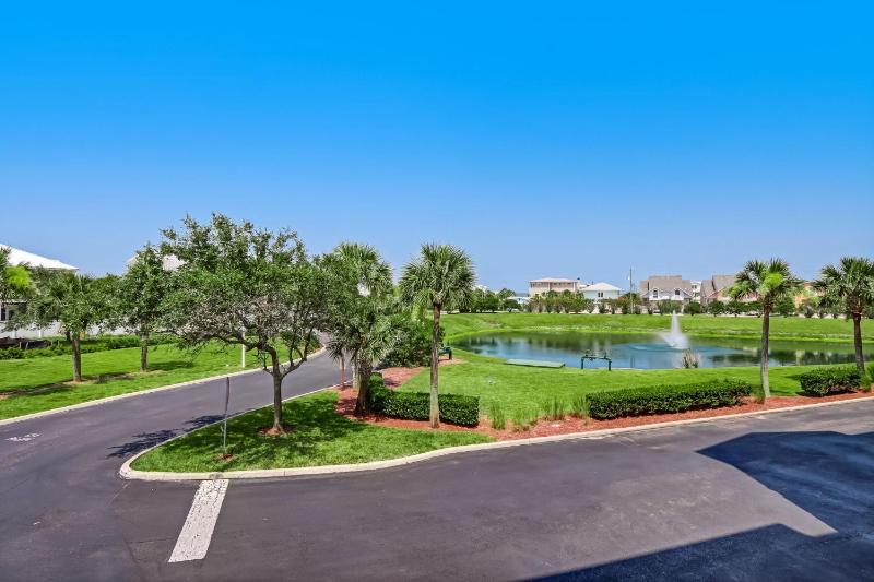 Stunning 3BR Condo with Wraparound Porch - Ocean Park - image 10