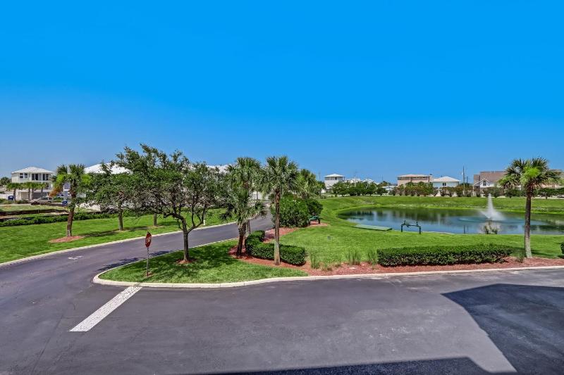 Stunning 3BR Condo with Wraparound Porch - Ocean Park - image 12