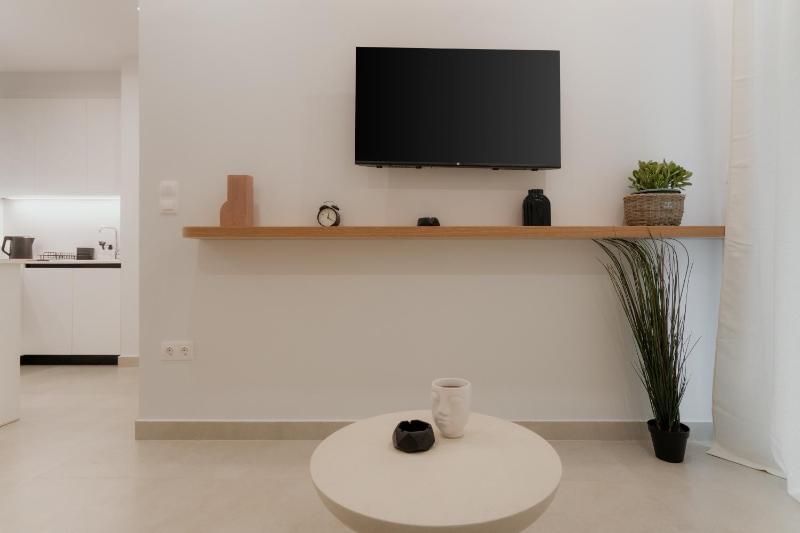 1BR Designer Suite Homey Feel Near Metro - image 11
