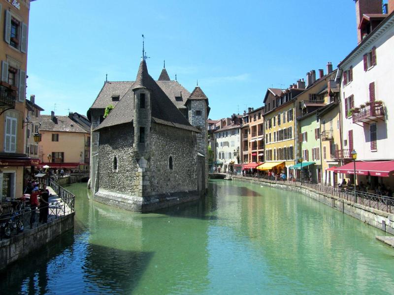 Appartement contemporain à Annecy terrasse et animaux admis - image 10