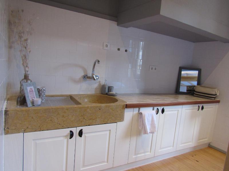 Single Room with Shared Bathroom image 3