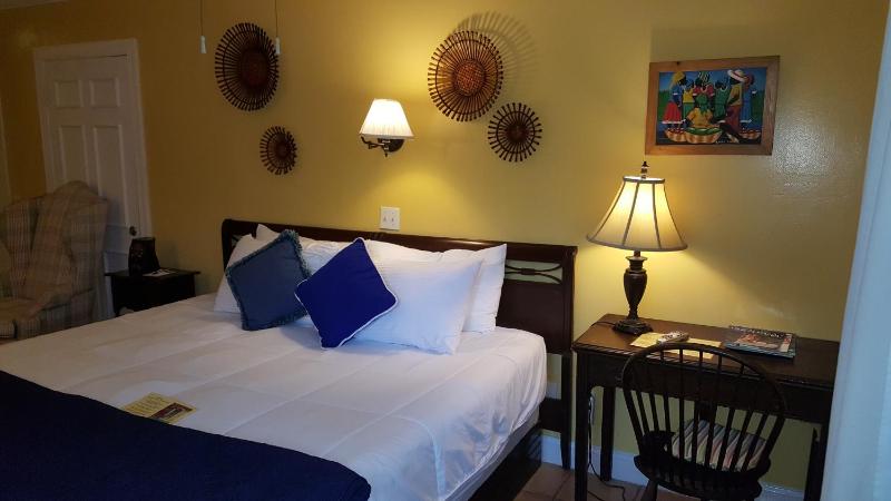 Standard King Room image 2