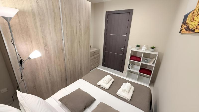 St. Julian's Super Bright And Spacious Seaview Apartment - image 7