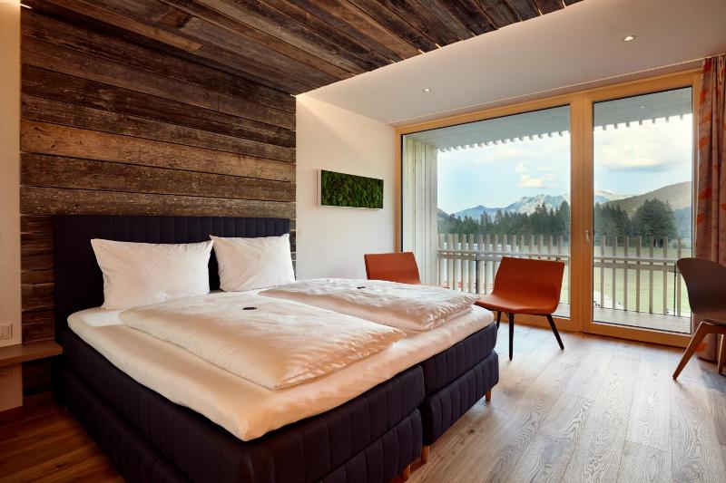 Superior Double Room with Balcony image 3
