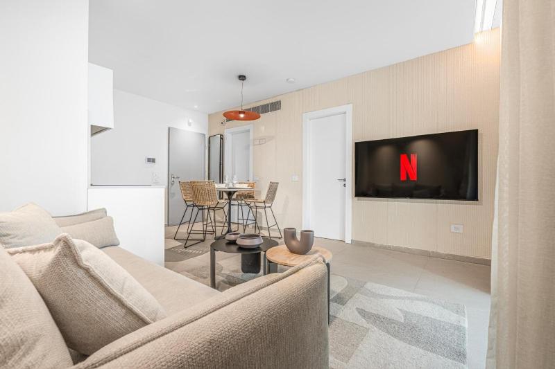 Luxury garden suite with pool view - image 18