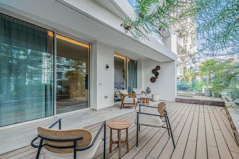 Luxury garden suite with pool view - image 22