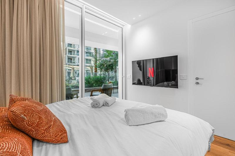 Luxury garden suite with pool view - image 6