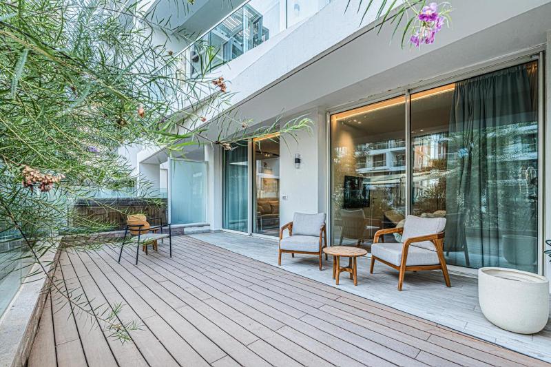Luxury garden suite with pool view - image 9