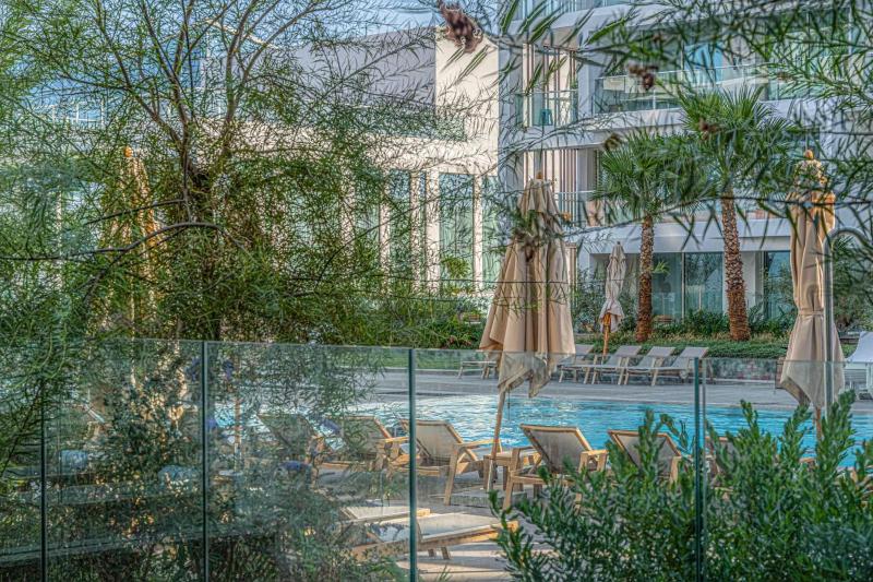 Luxury garden suite with pool view - image 12