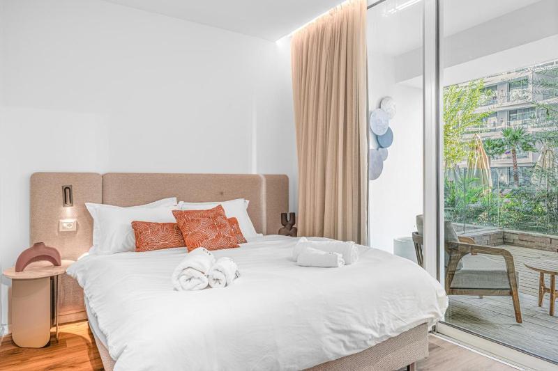 Luxury garden suite with pool view - image 15