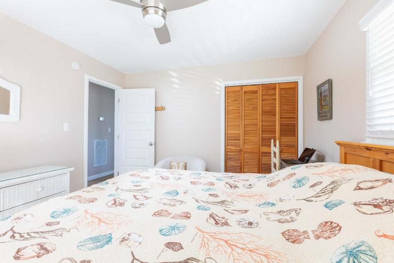 Corolla Getaway with Private Pool 5 mins to Beach - image 16