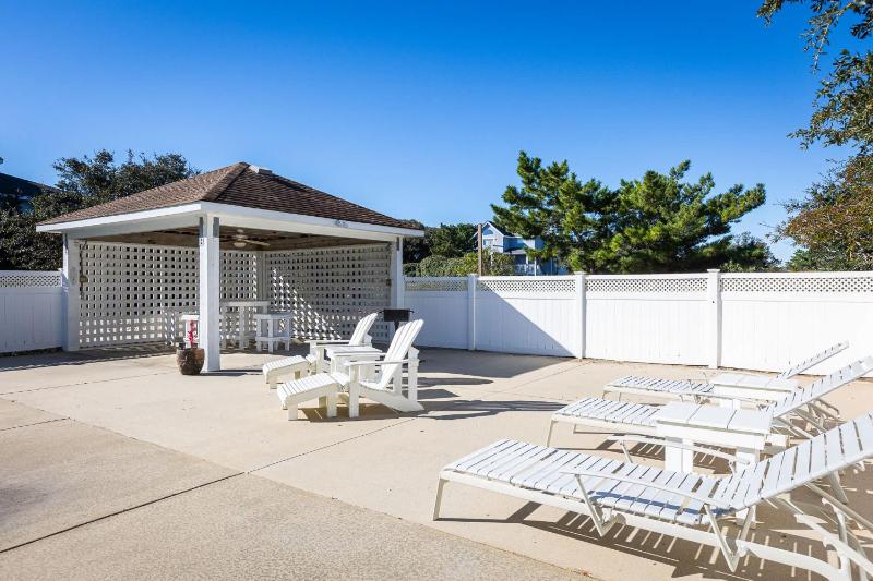 Corolla Getaway with Private Pool 5 mins to Beach - image 12