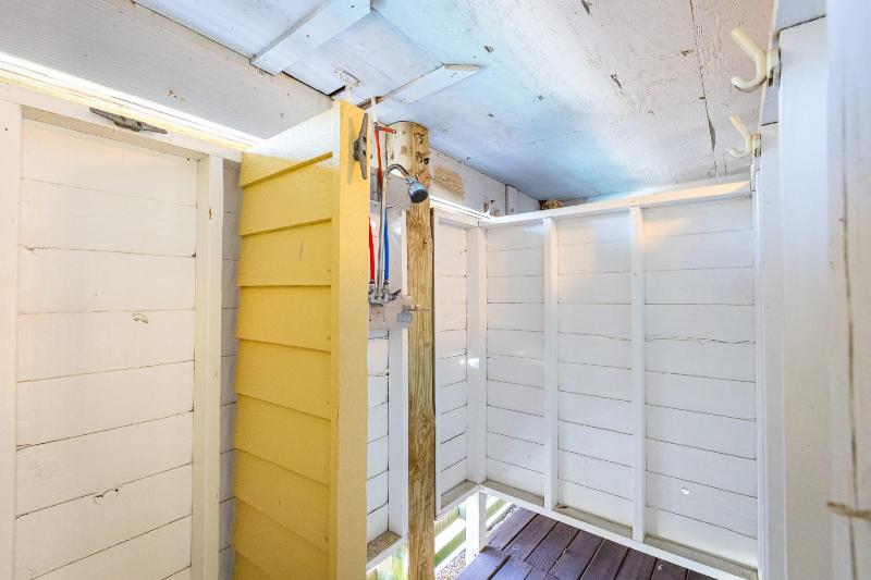 Corolla Getaway with Private Pool 5 mins to Beach - image 25