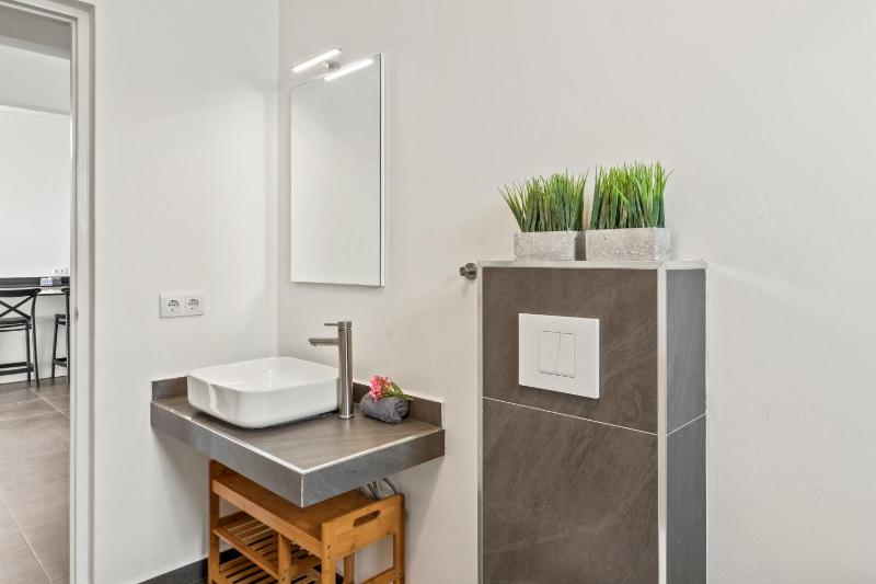 Villa Vredenberg - Modern Private Villa with Pool in Gated Resort - image 6