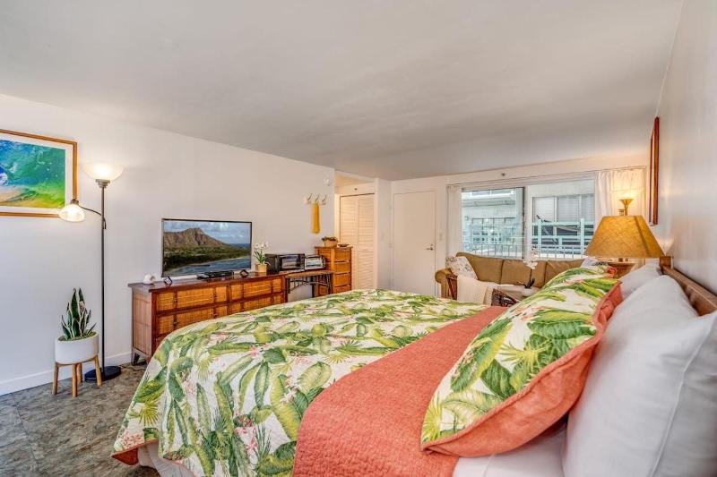 Marbella Lane - Breezy Studio at Diamond Head Beach Hotel - image 11