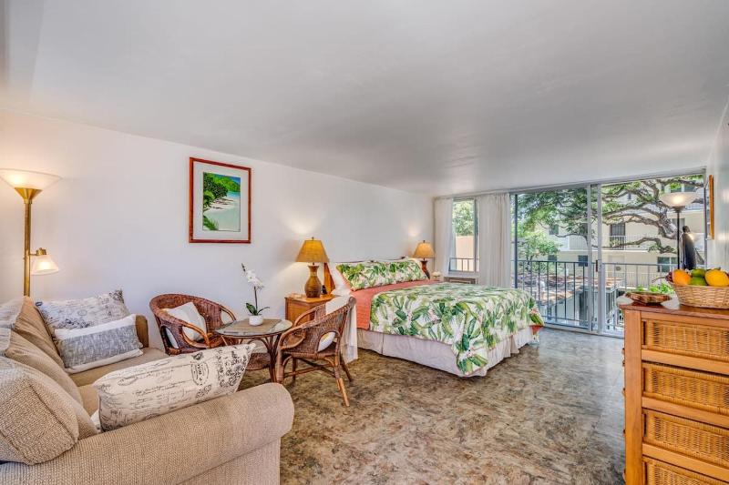 Marbella Lane - Breezy Studio at Diamond Head Beach Hotel - image 12