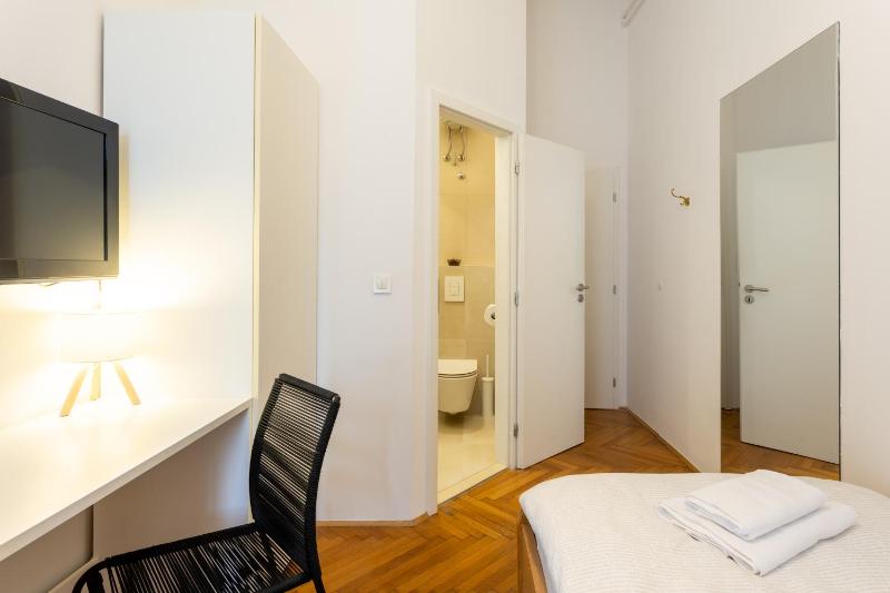 Urban Rooms-- Free parking-- - image 9