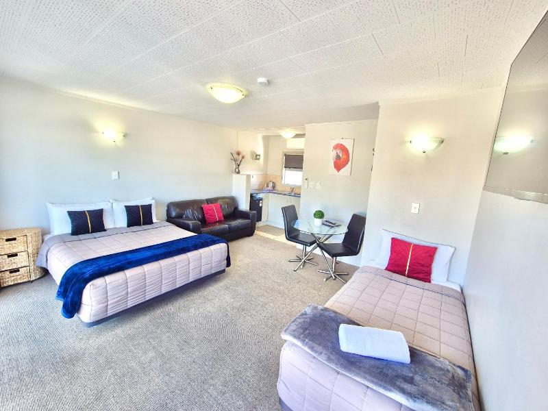 Absolute Lake View Motel - image 48