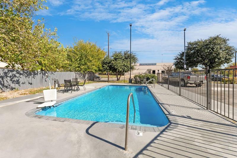 Days Inn by Wyndham San Antonio Downtown - image 2