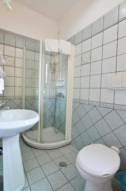 Twin/Double Room image 3