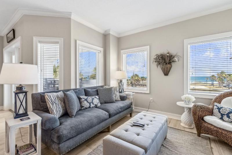 Luxury Private Beachfront Condo with Parking Garage & Stunning Views - image 5