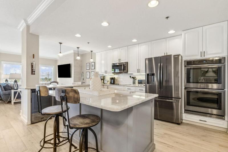 Luxury Private Beachfront Condo with Parking Garage & Stunning Views - image 29