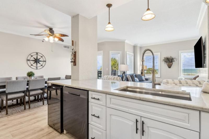 Luxury Private Beachfront Condo with Parking Garage & Stunning Views - image 41