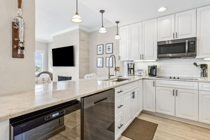Luxury Private Beachfront Condo with Parking Garage & Stunning Views - image 44