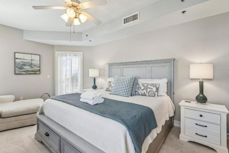 Luxury Private Beachfront Condo with Parking Garage & Stunning Views - image 11