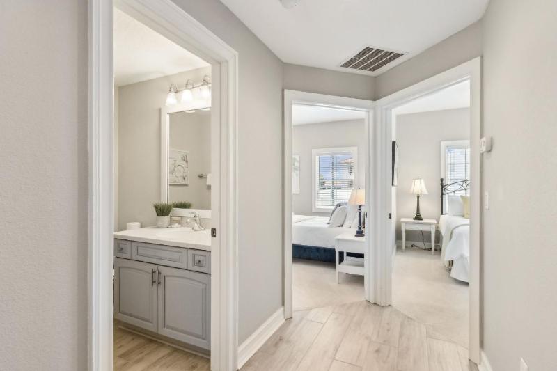 Luxury Private Beachfront Condo with Parking Garage & Stunning Views - image 27