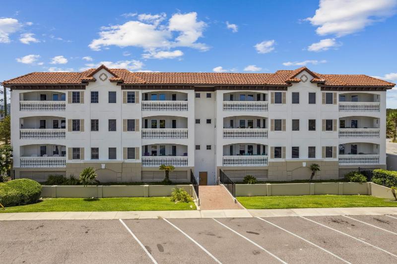 Luxury Private Beachfront Condo with Parking Garage & Stunning Views - image 37