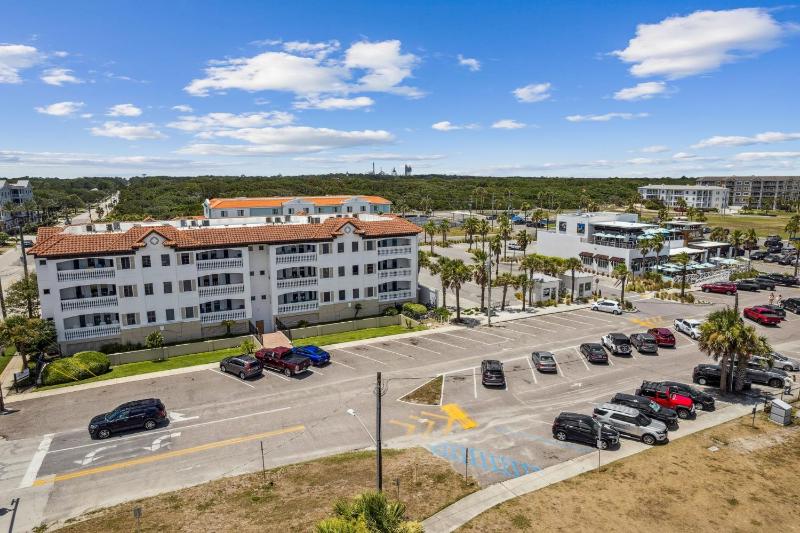 Luxury Private Beachfront Condo with Parking Garage & Stunning Views - image 42