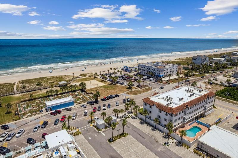 Luxury Private Beachfront Condo with Parking Garage & Stunning Views - image 21