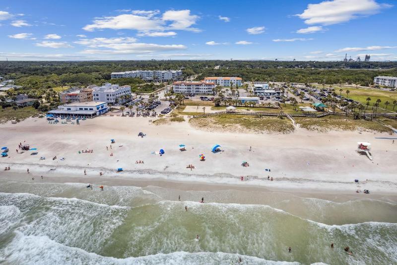 Luxury Private Beachfront Condo with Parking Garage & Stunning Views - image 6